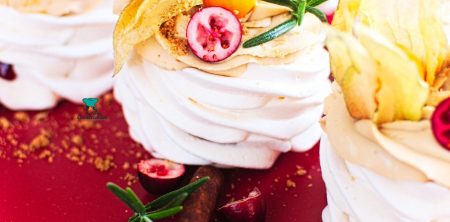 Mini bezy Pavlova z kremem Lotus