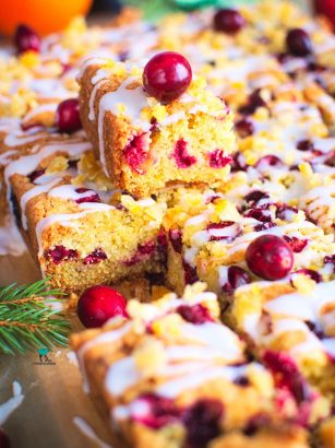 Pomarańczowe ciasto z żurawiną i marcepanem