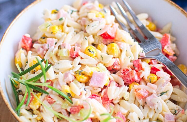 Sałatka z makaronem ryżowym (makaronem orzo)