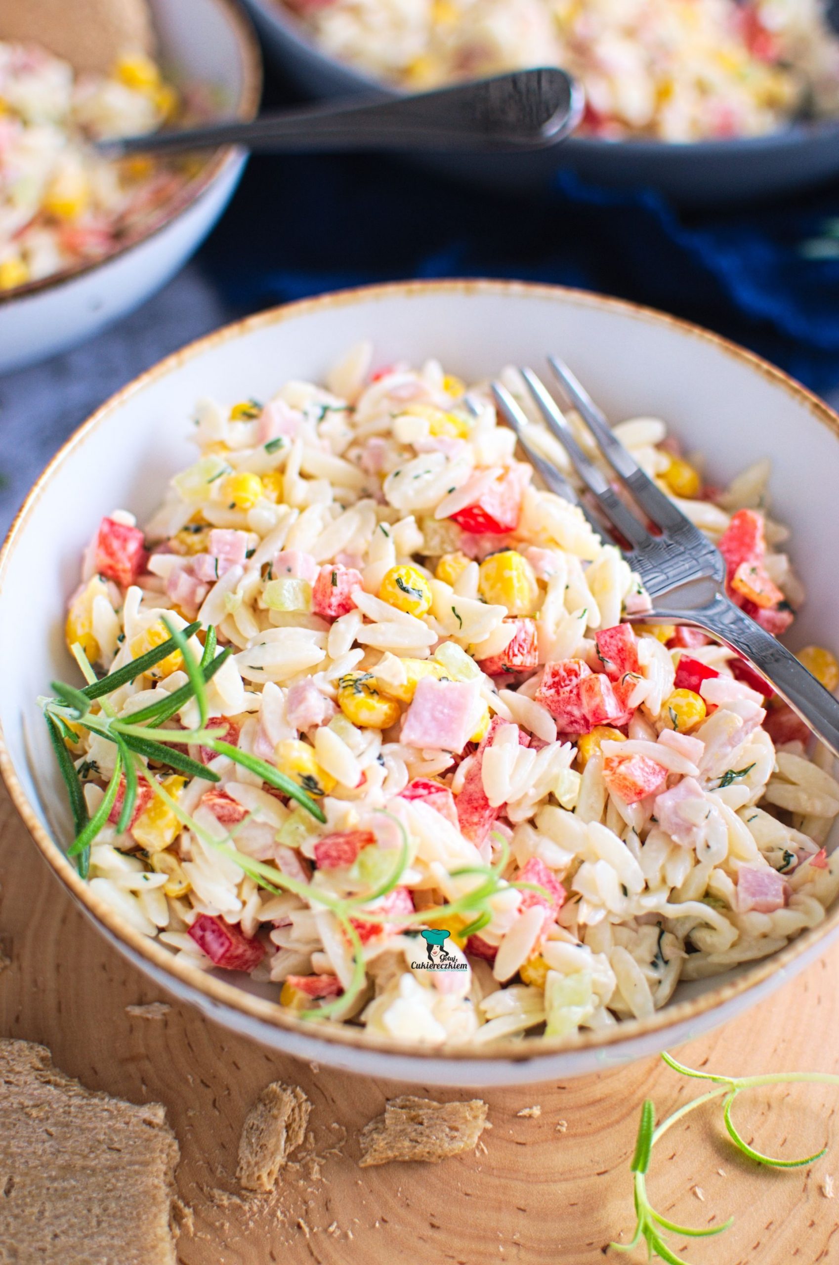 Sałatka z makaronem ryżowym (makaronem orzo)