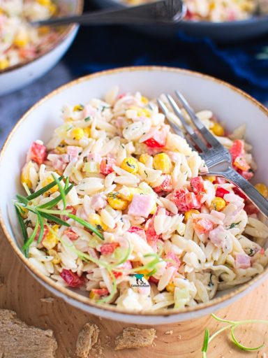 Sałatka z makaronem ryżowym (makaronem orzo)