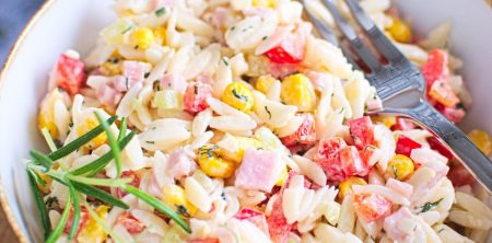 Sałatka z makaronem ryżowym (makaronem orzo)