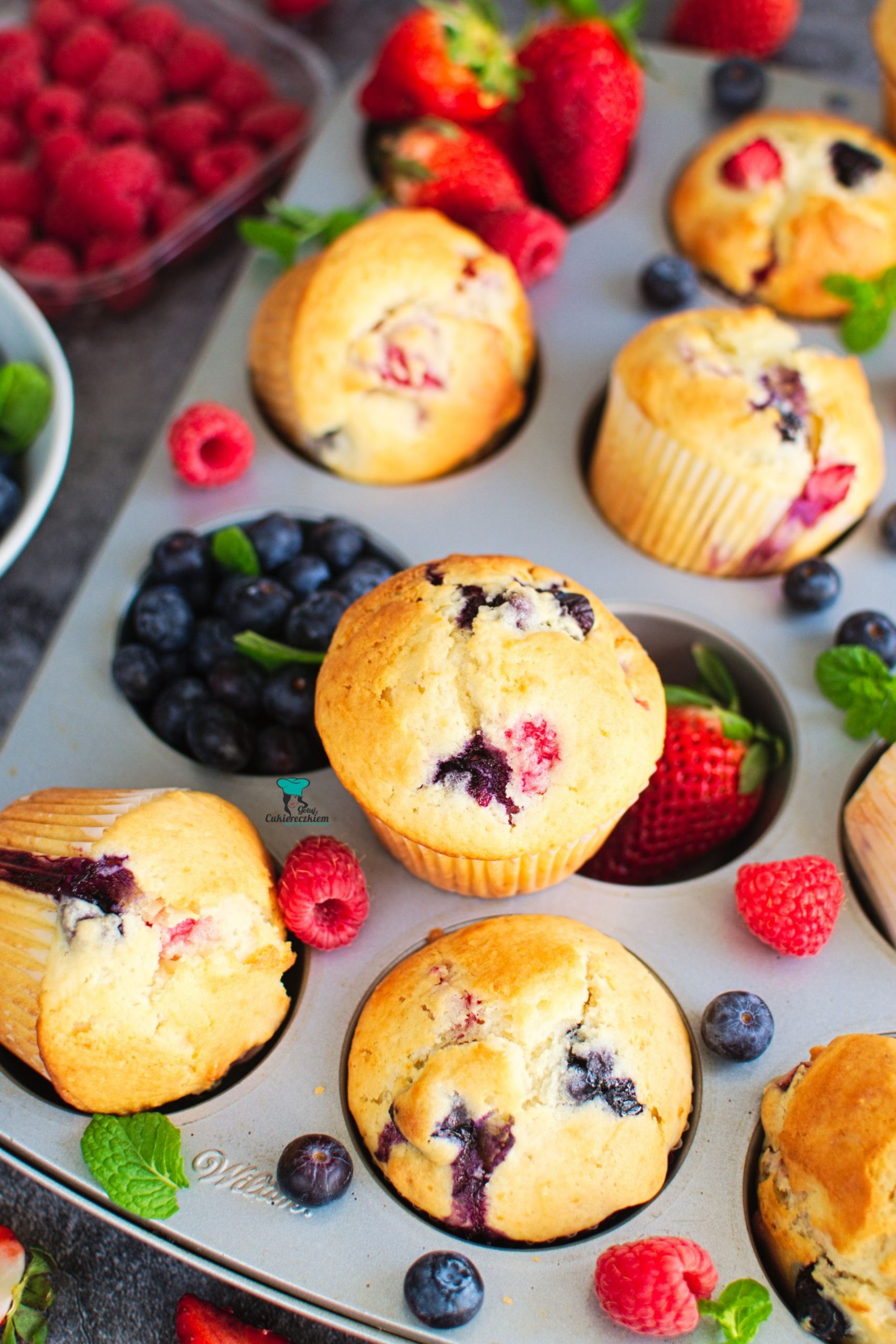 Muffinki z truskawkami, borówkami i malinami