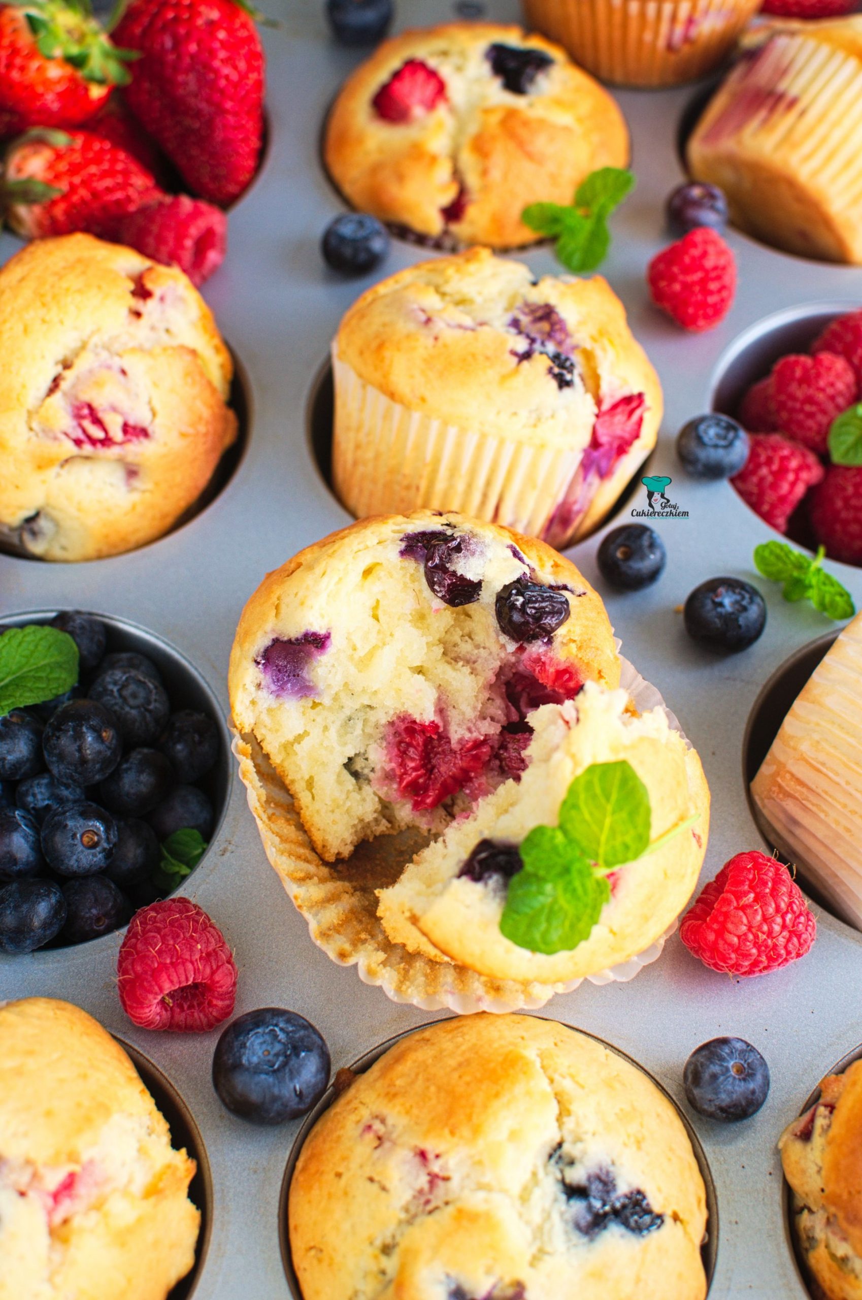 Muffinki z truskawkami, borówkami i malinami