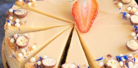 Sernik z czekoladą karmelową