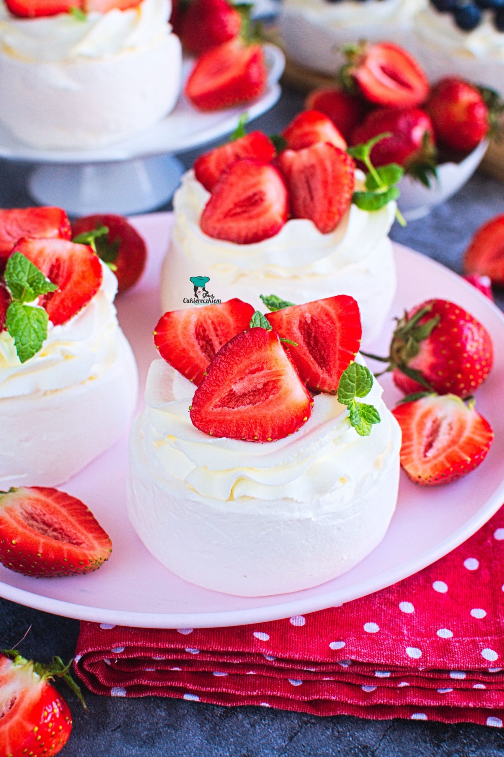 Mini Pavlova z truskawkami