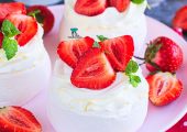 Mini Pavlova z truskawkami