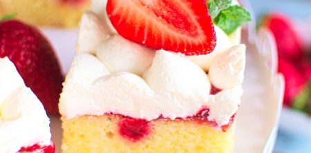 Ciasto z musem truskawkowym i kremem śmietankowym