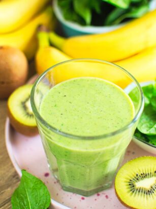 Koktajl ze szpinakiem, kiwi i bananem