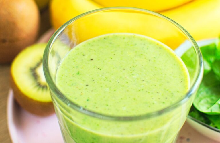 Koktajl ze szpinakiem, kiwi i bananem