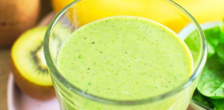 Koktajl ze szpinakiem, kiwi i bananem