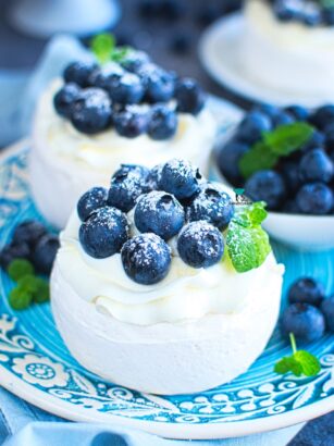 Mini Pavlova z borówkami