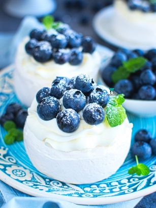 Mini Pavlova z borówkami