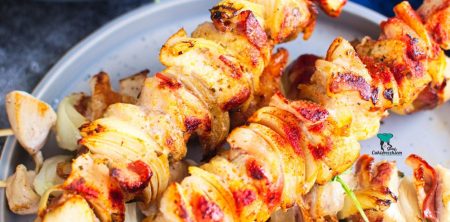 Szaszłyki z kurczakiem, boczkiem i cebulą