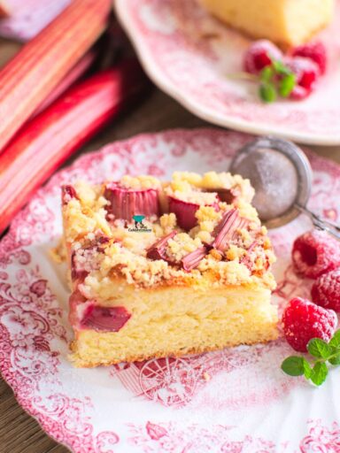 Ciasto drożdżowe z rabarbarem i kruszonką