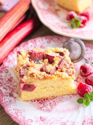 Ciasto drożdżowe z rabarbarem i kruszonką