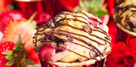 Maślane muffinki z czekoladą i truskawkami