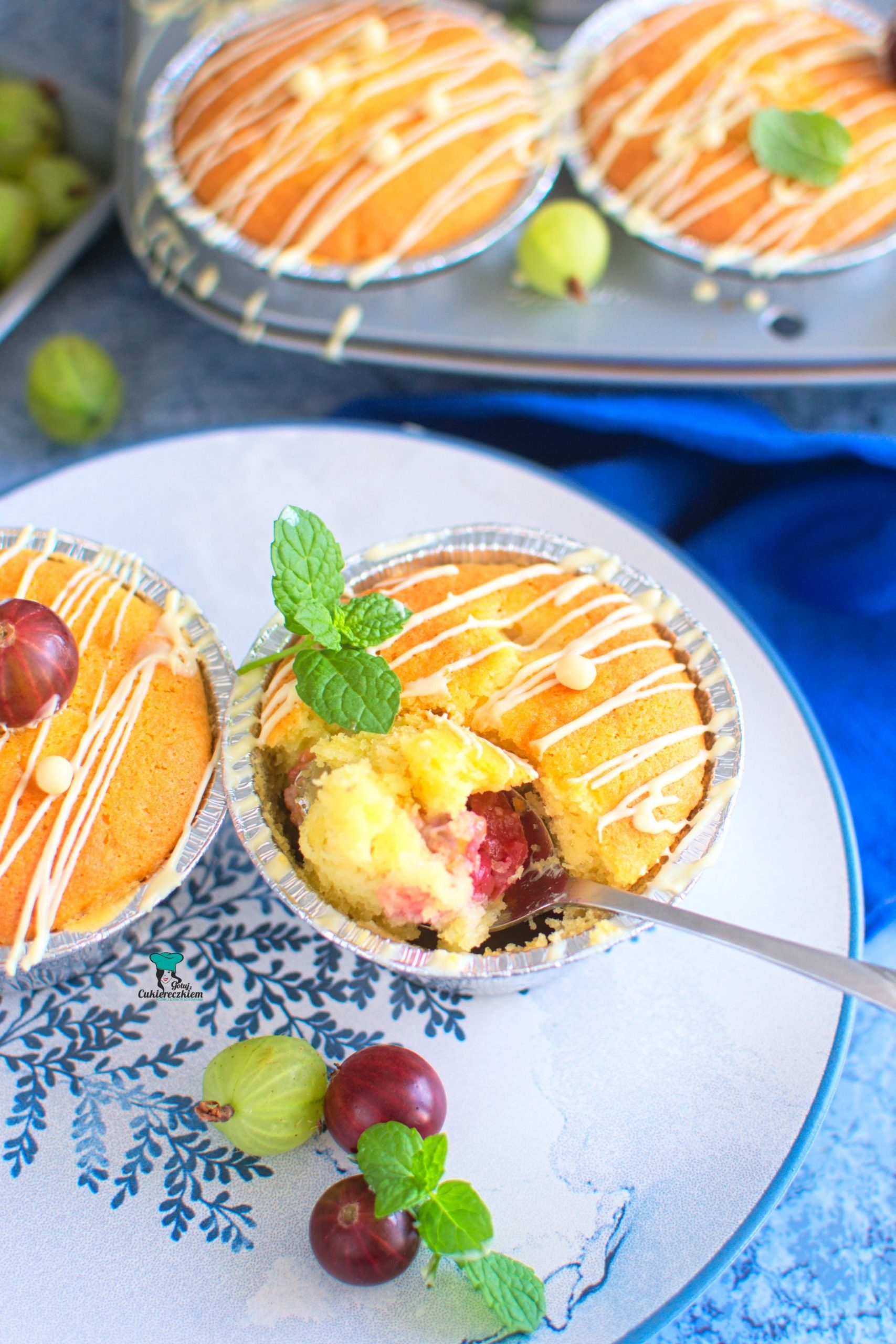 Muffinki z agrestem i białą czekoladą