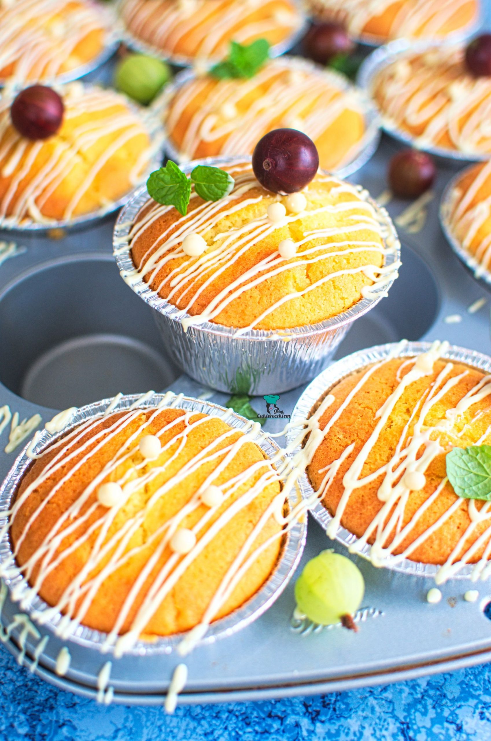 Muffinki z agrestem i białą czekoladą