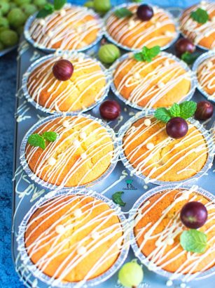 Muffinki z agrestem i białą czekoladą