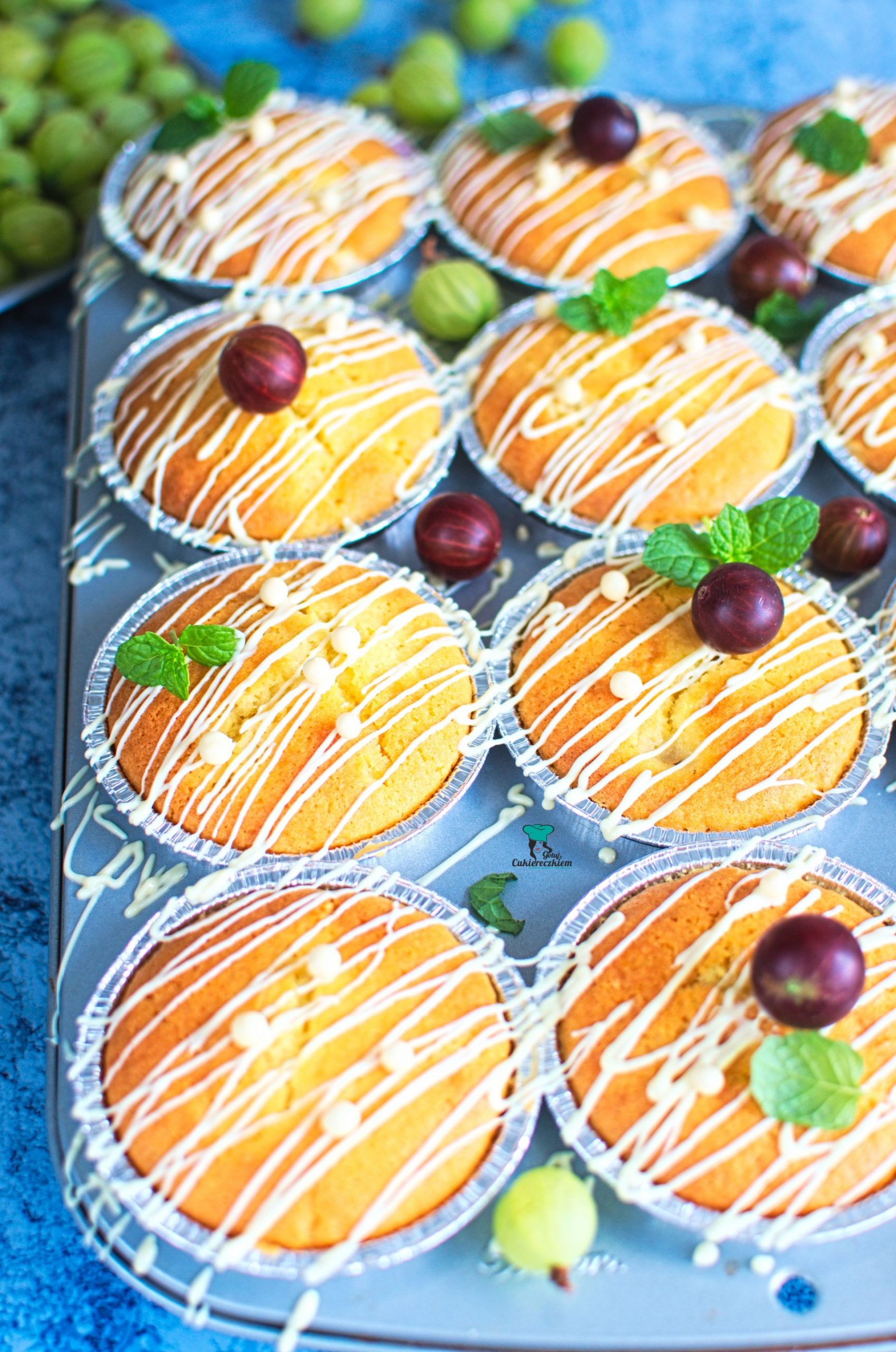 Muffinki z agrestem i białą czekoladą