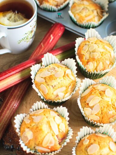 Muffiny z rabarbarem i marcepanem