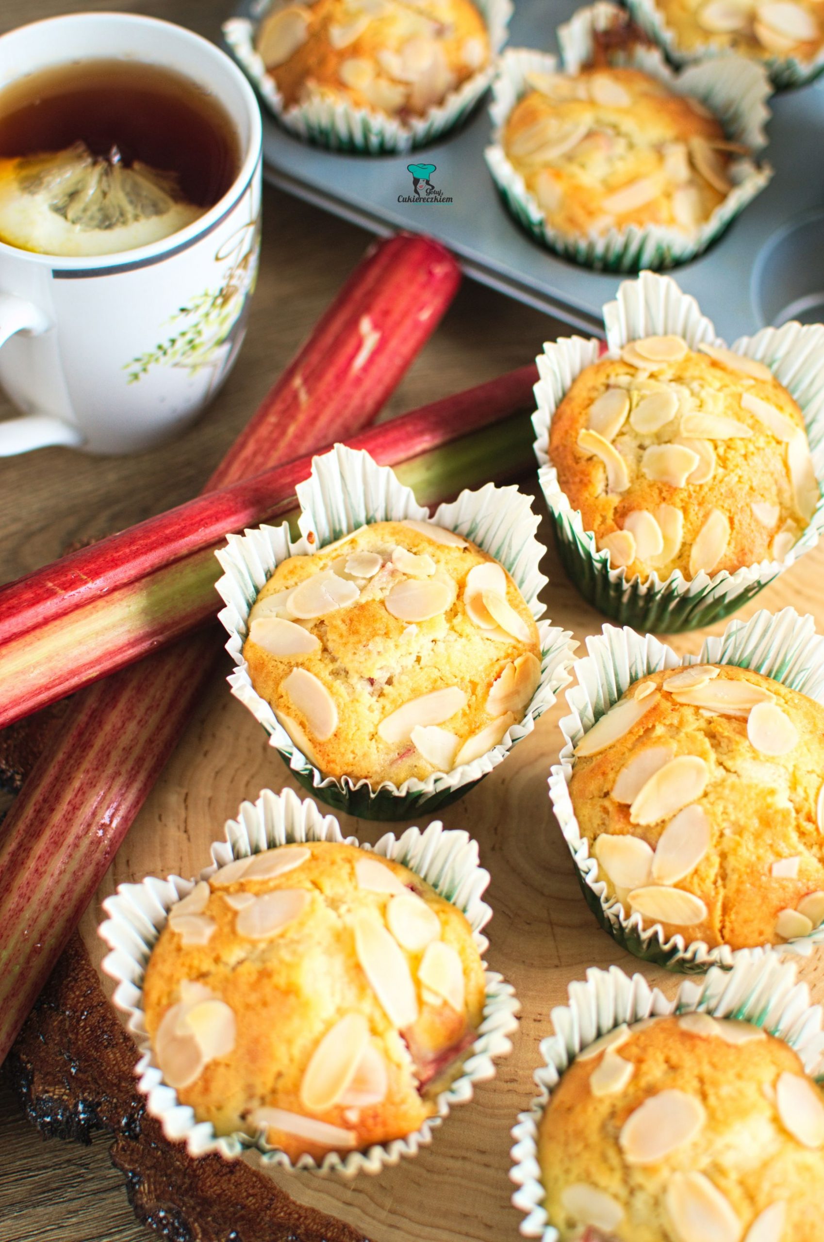 Muffiny z rabarbarem i marcepanem