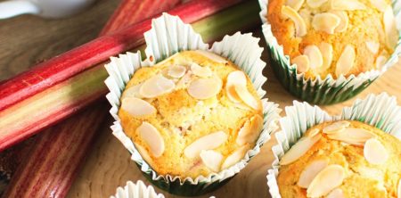 Muffiny z rabarbarem i marcepanem