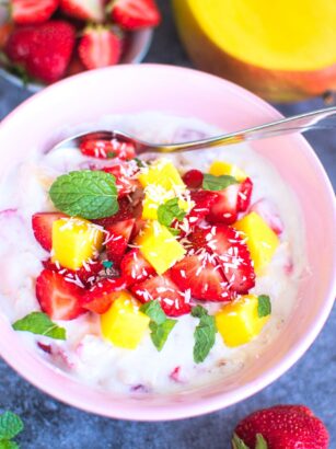 Owsianka jogurtowa z truskawkami i mango