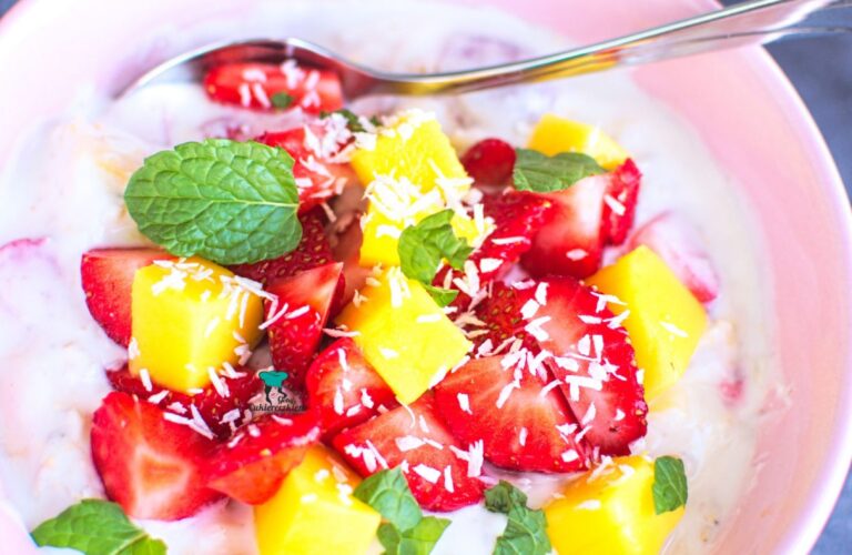 Owsianka jogurtowa z truskawkami i mango