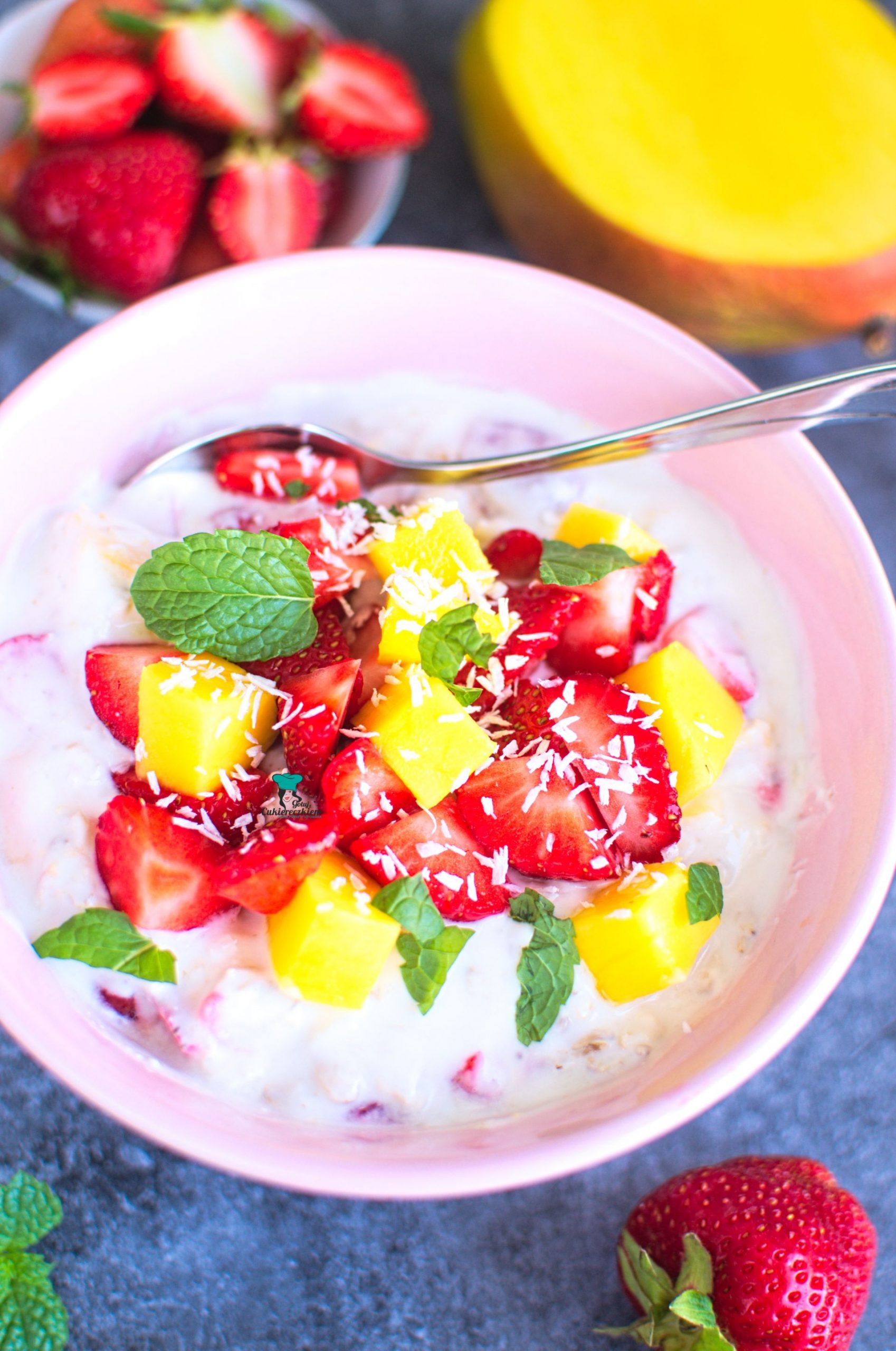 Owsianka jogurtowa z truskawkami i mango