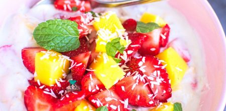 Owsianka jogurtowa z truskawkami i mango