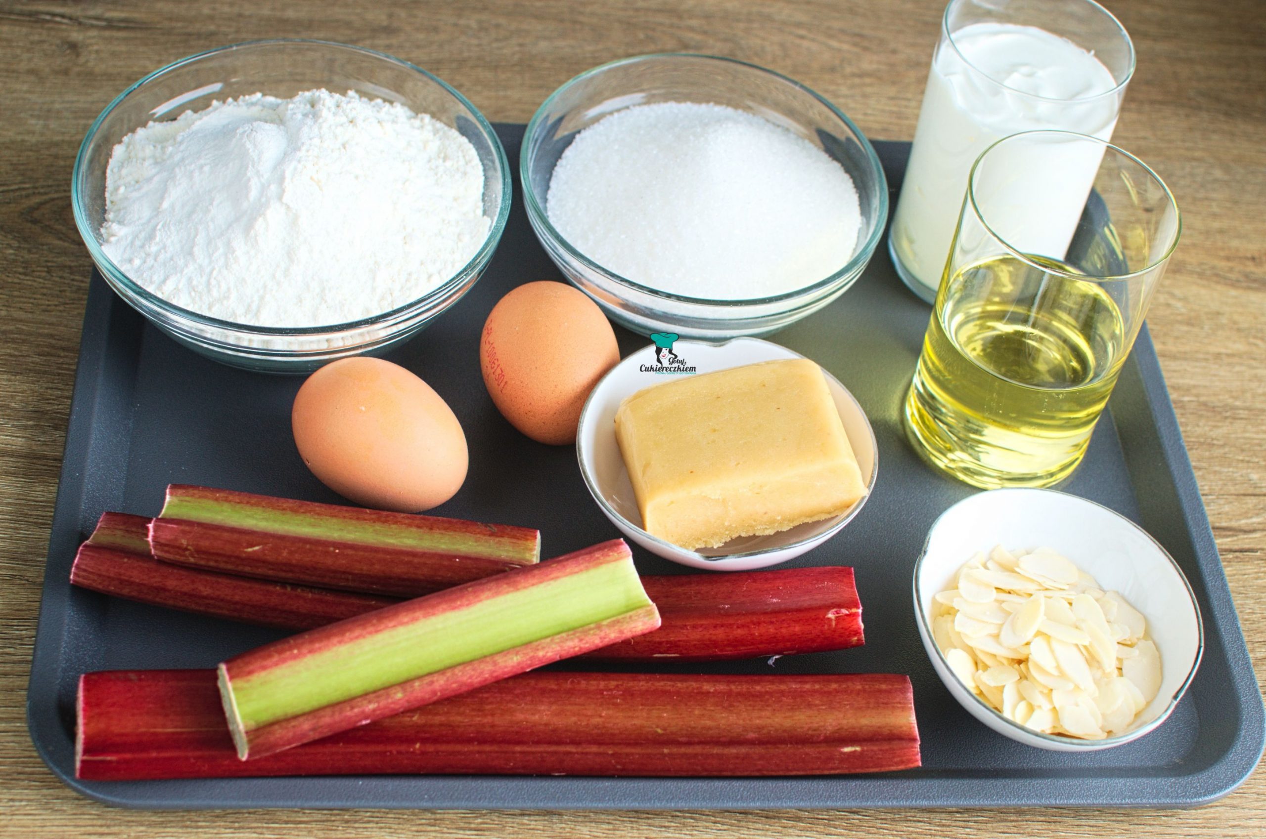 Składniki na muffinki z rabarbarem i marcepanem