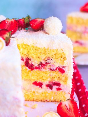 Tort z truskawkami i rafaello