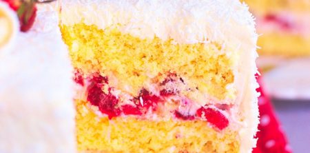 Tort z truskawkami i rafaello