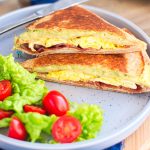 Maślane muffinki z czekoladą i truskawkami