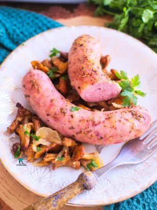 Biała kiełbasa pieczona z kurkami