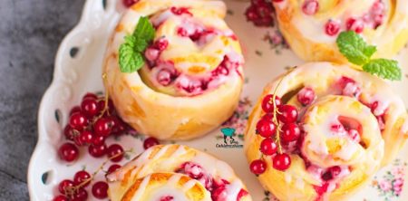 Drożdżowe ślimaczki z budyniem i czerwonymi porzeczkami