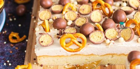 Kruche maślane ciasto z kremem karmelowym i maltesersami