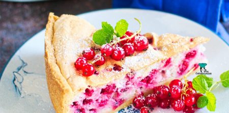 Puszyste ciasto porzeczkowe z bezą