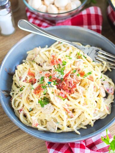 Spaghetti z serkiem kremowym w stylu carbonara