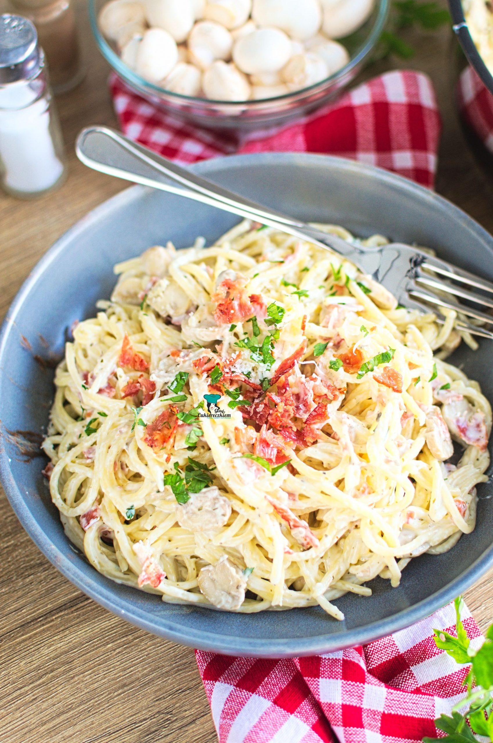 Spaghetti z serkiem kremowym w stylu carbonara