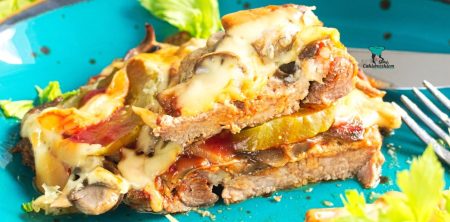 Karkówka pieczona w plastrach z pieczarkami, ogórkiem i serem