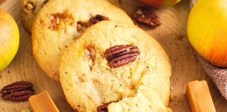 Ciastka z krówkami, jabłkiem i orzechami pekan