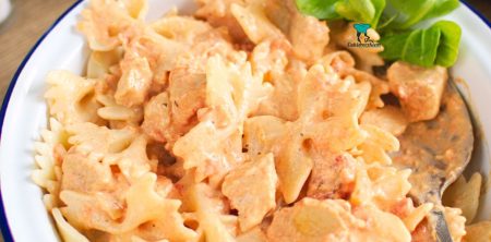 Kurczak w kremowym sosie pomidorowo-śmietanowym