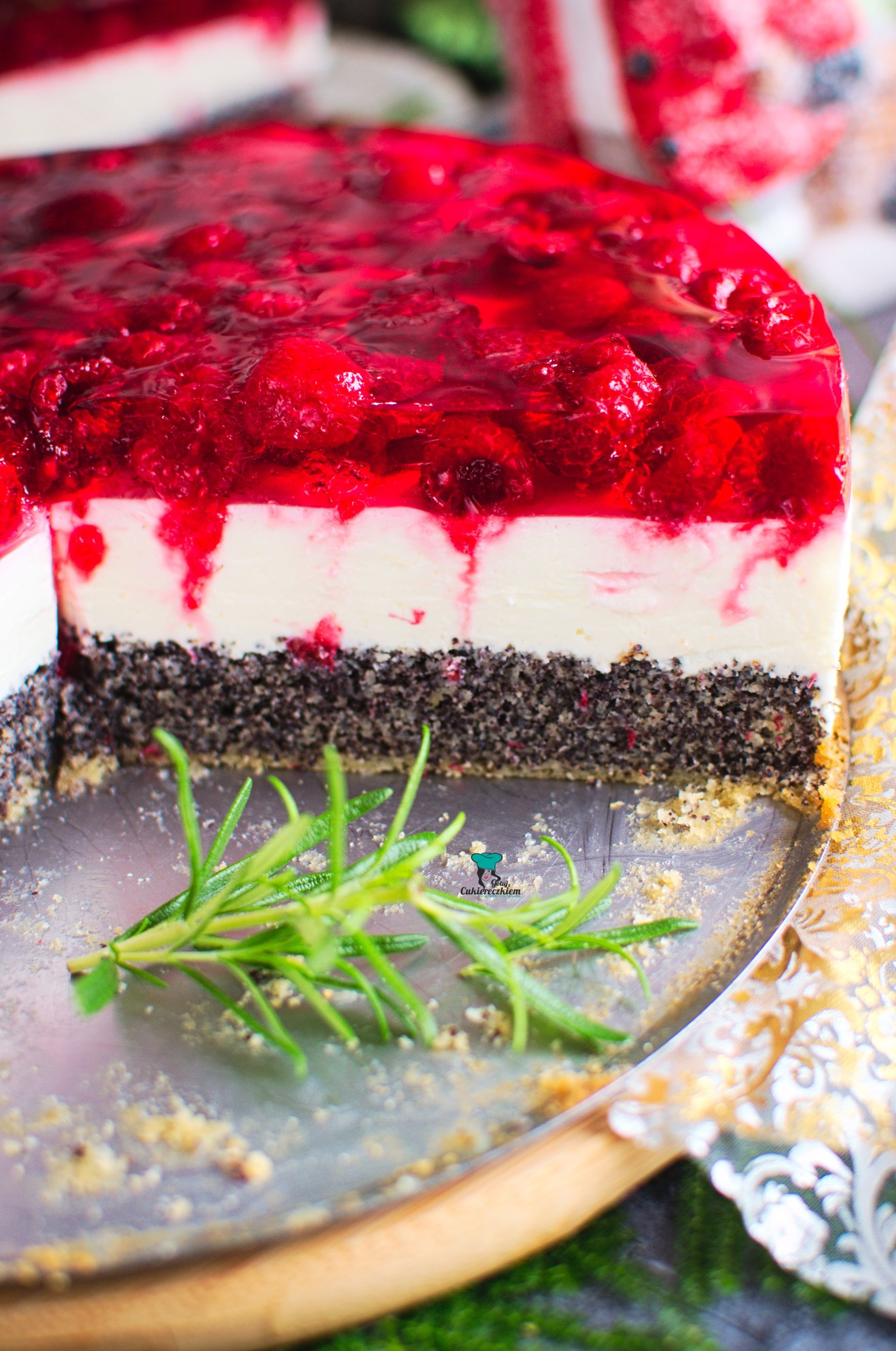 Świąteczny sernik na zimno na makowym spodzie