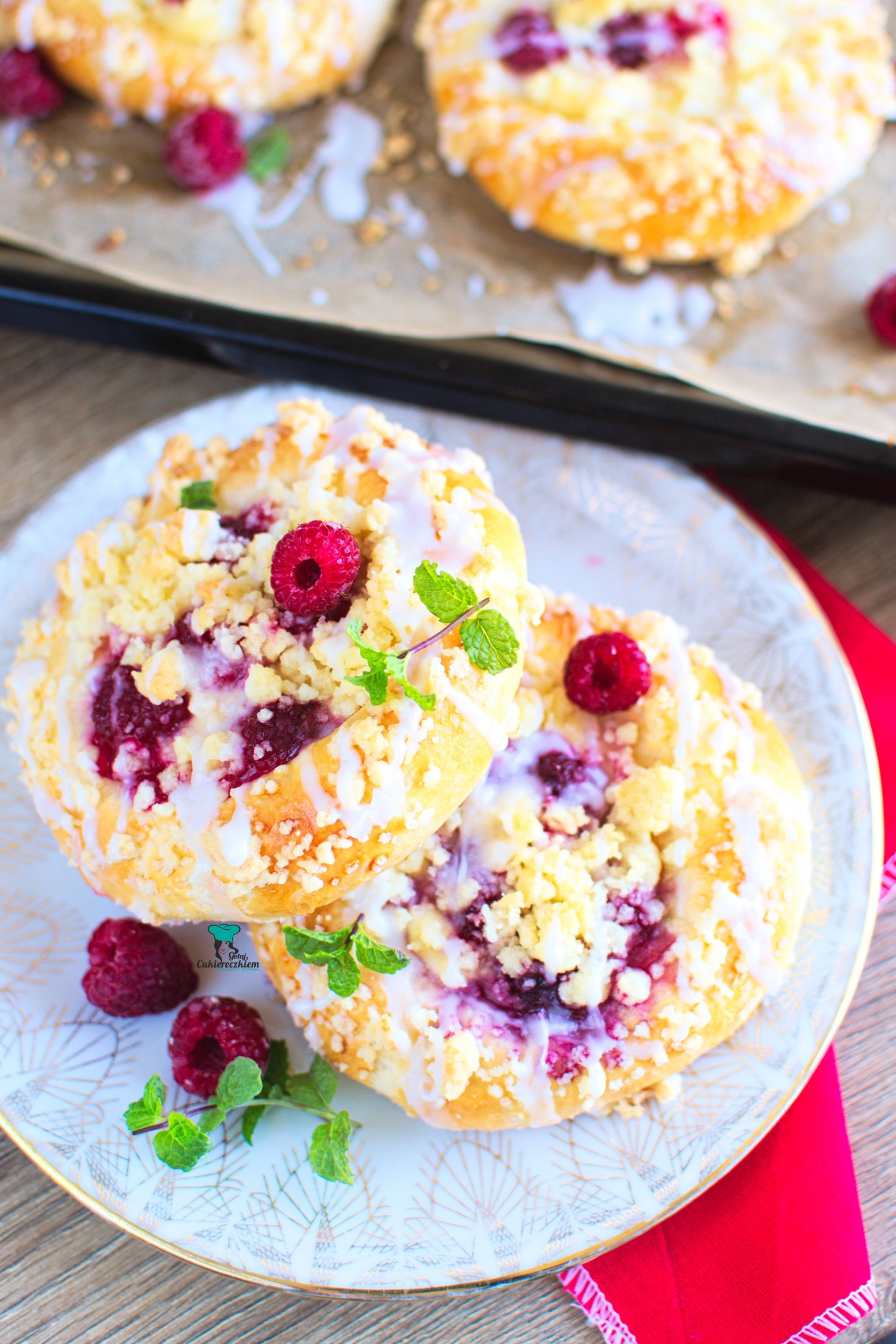 Drożdżówki z domowym budyniem i malinami