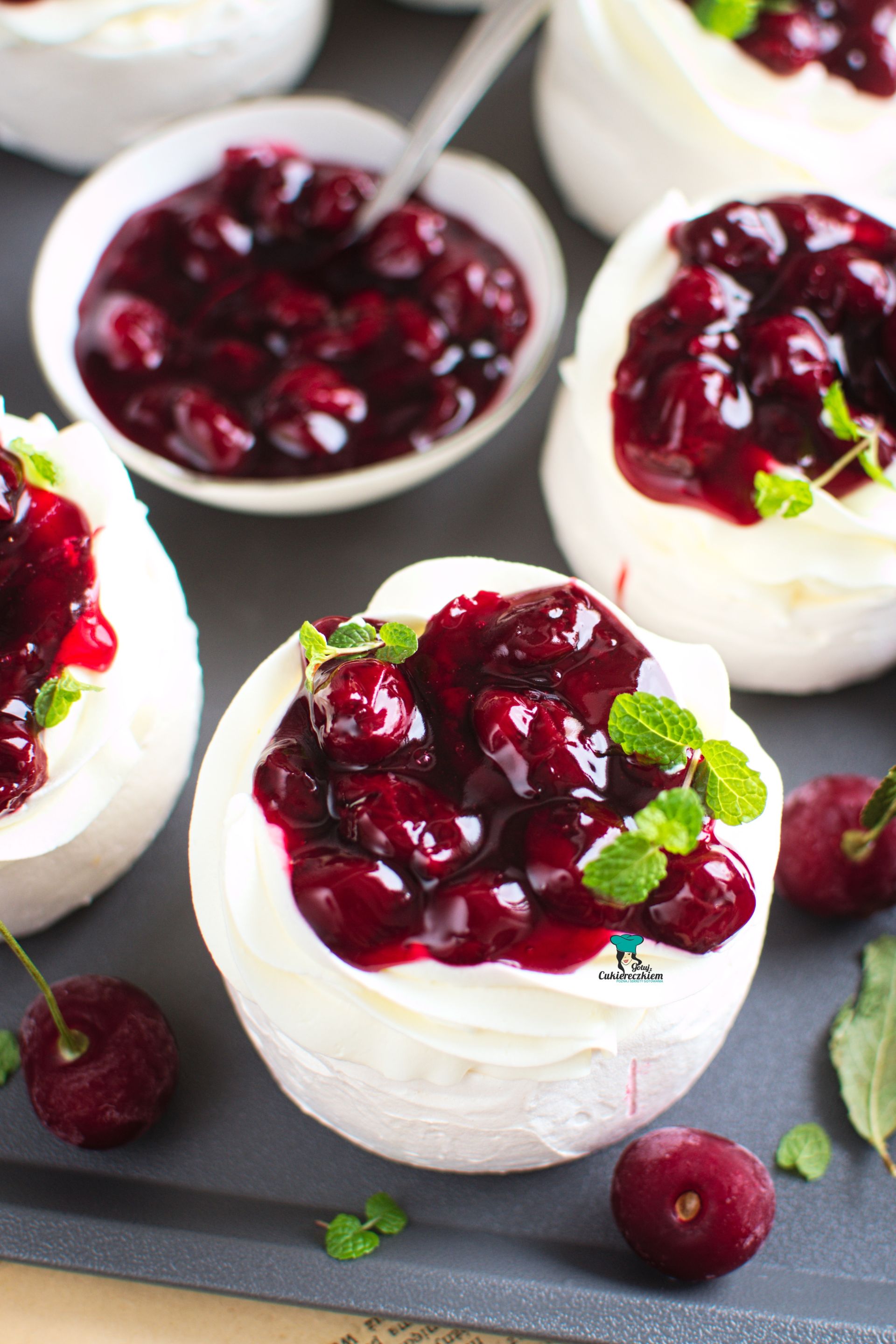 Mini Pavlova z wiśniami