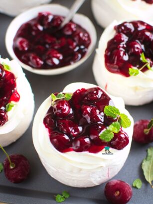 Mini Pavlova z wiśniami