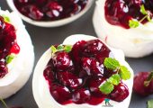 Mini Pavlova z wiśniami